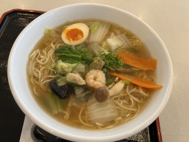 地元、児島の天満屋2階に 三好野レストラン カフェも♡ オープン してます✨✨ 人気！限定メニューの塩ラーメン ボリュームたっぷりで激ウマです😍エビの天ぷらがのった🍤 冷やし中華もおすすめですよ♪ 児島に遊びに行かれたら、みよしの〜〜❤️みよしの三好野