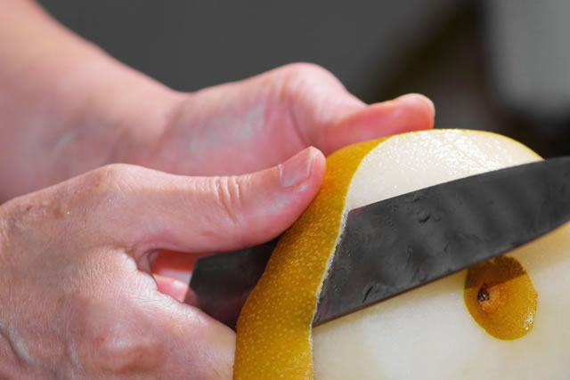 梨の皮、まだ包丁でむいてるの？ 甘くてジューシー♪梨の皮がスルスルむける裏技レシピ・作り方Tasty