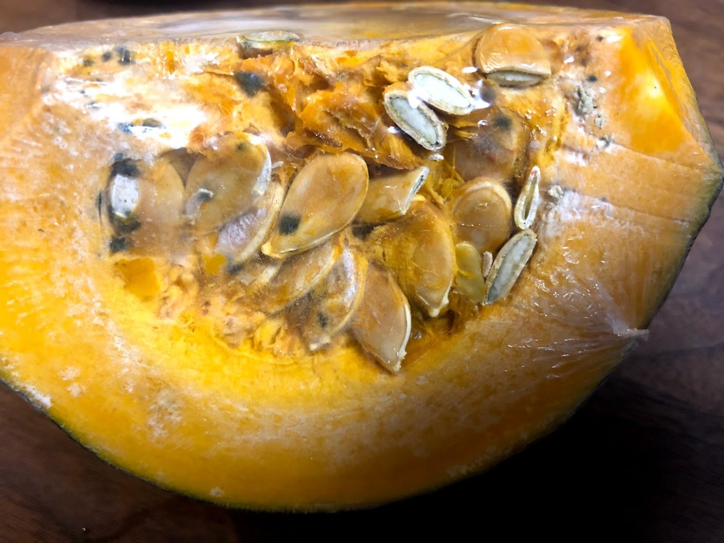 種のところに白や黒のカビ 」カビが生えてしまったかぼちゃは食べて大丈夫？管理栄養士が回答！ヨガジャーナルオンライン