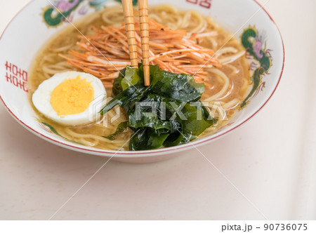 スーパーで買ったざるラーメンとお惣菜をおしゃれな蒸籠盛りに