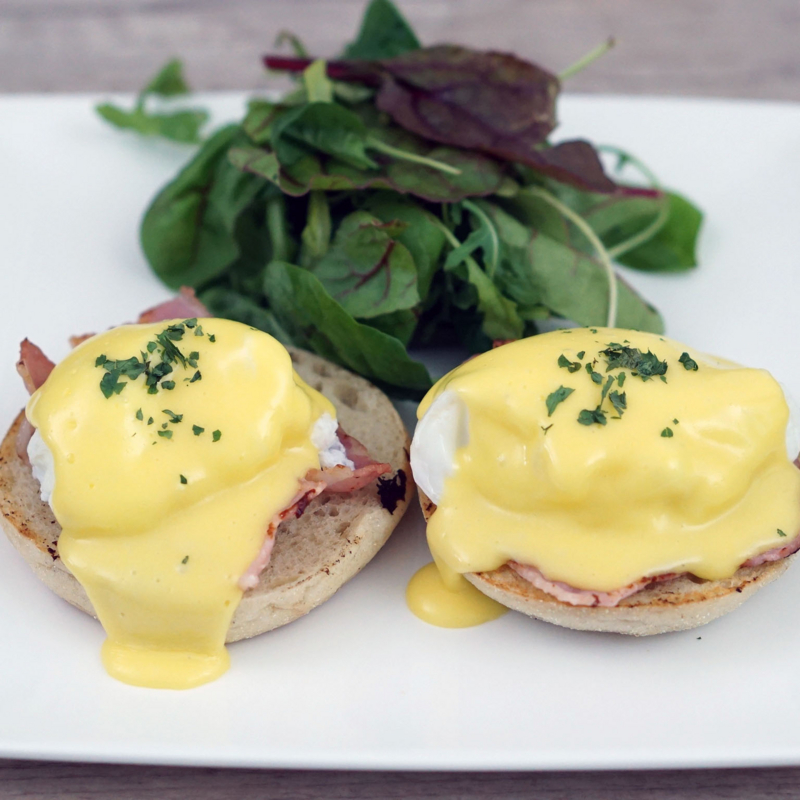 エッグベネディクトは、ベーコン、ポーチドエッグ、オランデーズ ソースとトッピングはそれぞれの英語マフィンの二つの部分で構成されています従来のアメリカブランチや朝食料理です。の写真素材・画像素材 Image 75049918