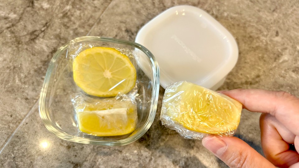 ▷レモンの丸ごと冷蔵保存 ラップ・新聞紙・キッチンペーパーに巻いて さらにポリ袋に入れて冷蔵庫の野菜室へ 1ヶ月ほど鮮度を保てます♪ ▷レモン丸ごと冷凍保存ラップに包んで、袋にいれて真空に近い状態で 冷凍庫へ およそ1ヶ月ほど保存可能♪ 解凍は常温で30分ほどで