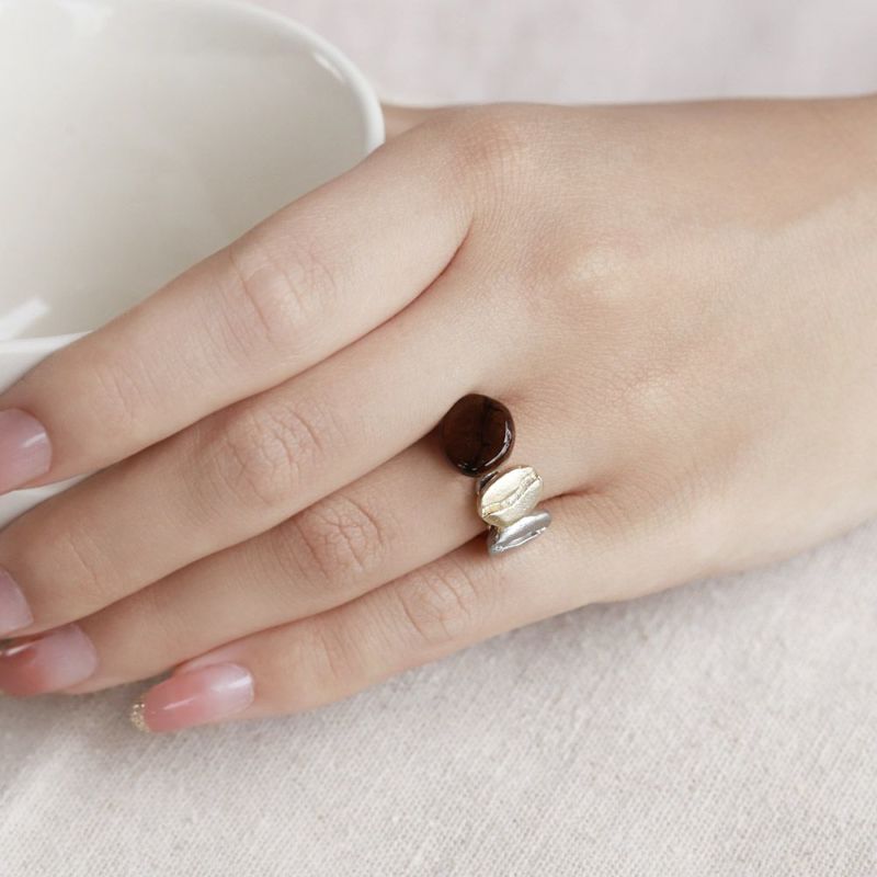 樹脂粘土でコーヒー豆制作中♪