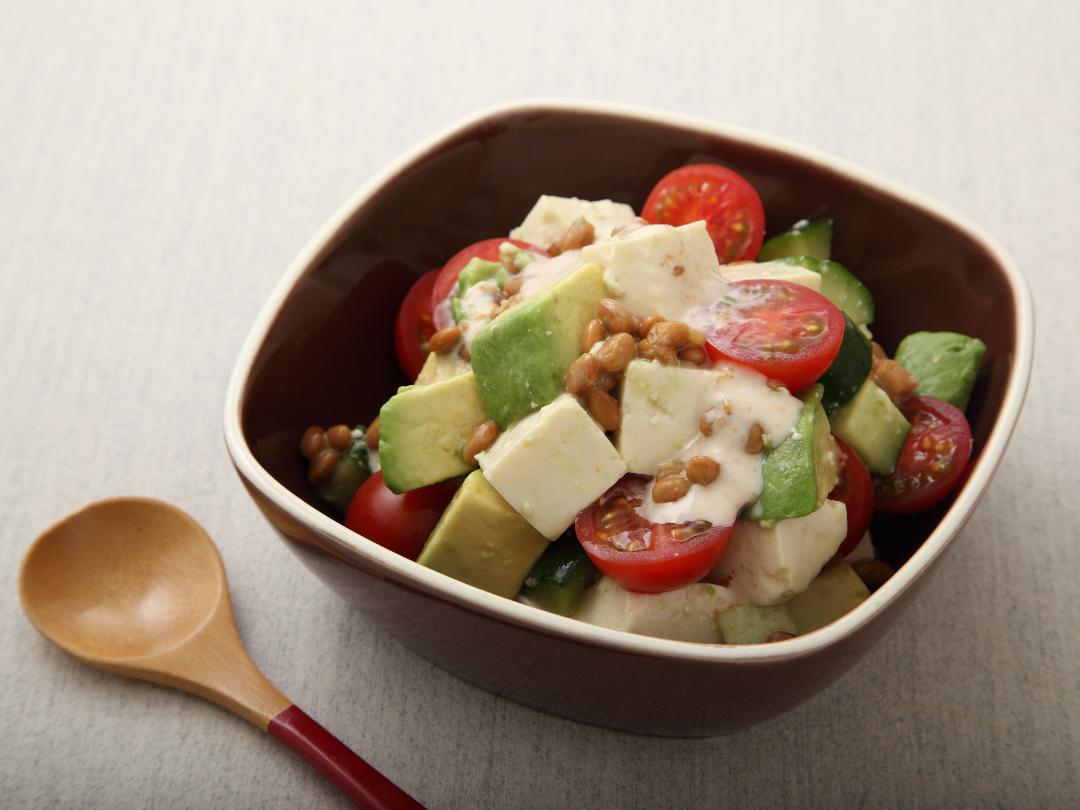 美肌効果抜群！トマト・アボカド・ツナのサラダレシピ