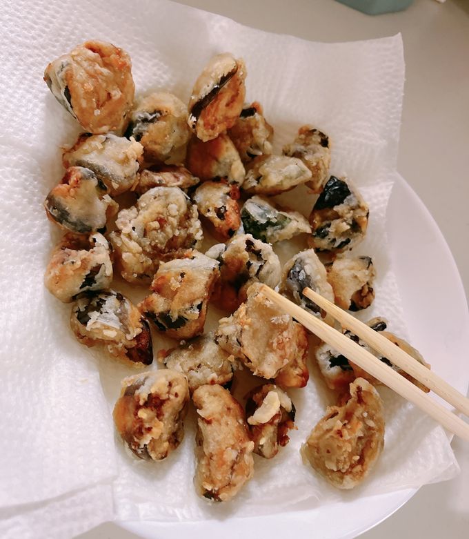 ごはん記録 ・茄子とズッキーニの唐揚げ ・小松菜と牛肉のポン酢和え ・ズッキーニとベーコンの味噌汁 ・とうもろこしご飯メインが野菜なので副菜と味噌汁にお肉を 🐷♡ 茄子とズッキーニの唐揚げは初めて作ったけど 新食感でめちゃ美味しかった😳🍆 15分しっかり下