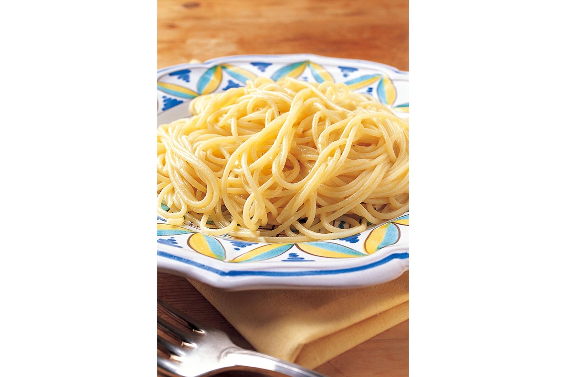 🍽陽のあたる場所🍽 @hinoatarubasho.mojikou 憧れのチーズパスタを食べに🍝 🔖パルミジャーノ・レッジャーノ 1400円🔖ノンアルコールスパークリング 500円 🔖スパークリング 700円 以前から門司港駅前にあるお店✨ いづと2人でドキドキしながら👭 お目当ては