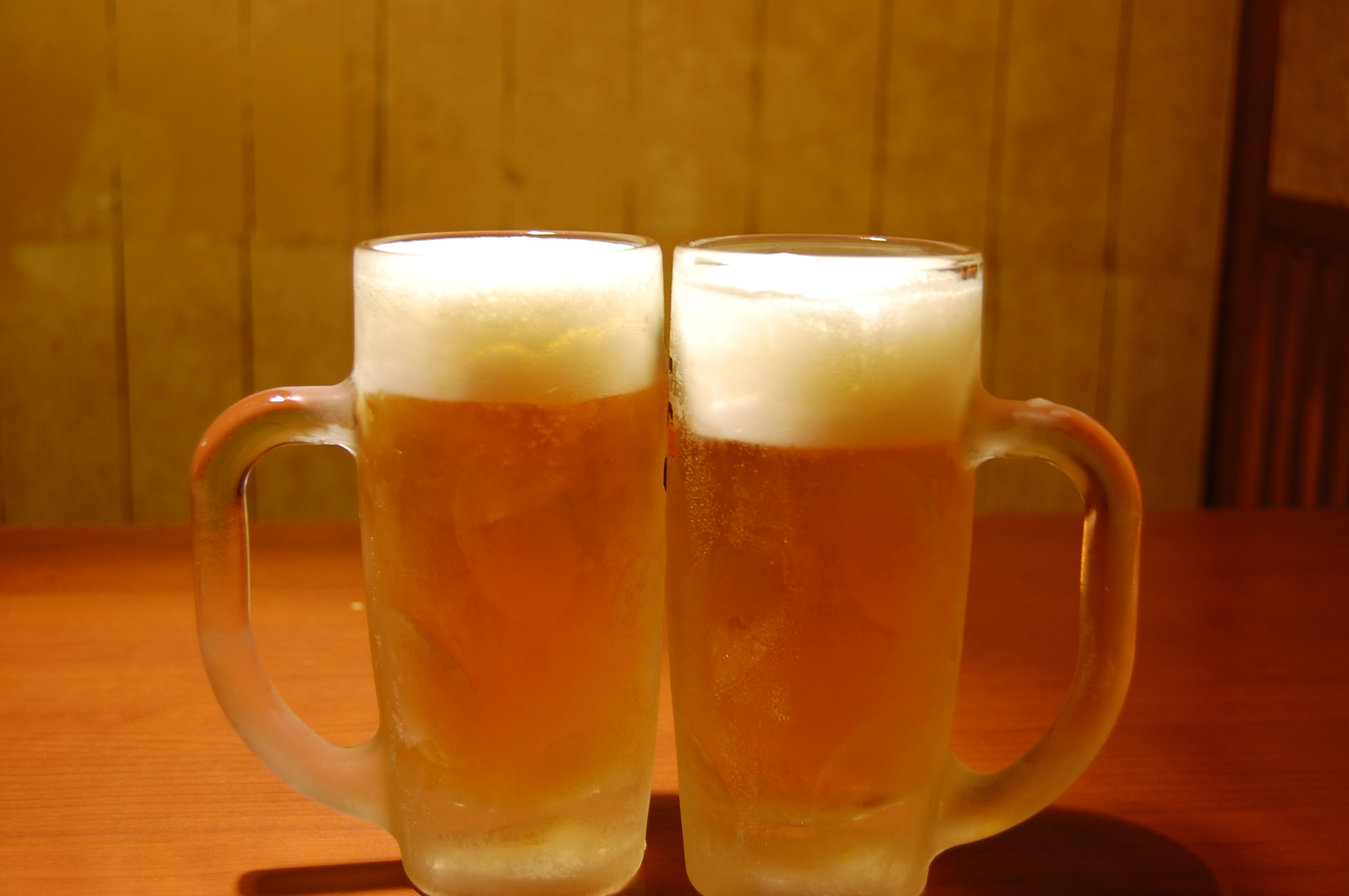 ビールで乾杯イラスト無料イラスト・フリー素材なら「イラストAC」