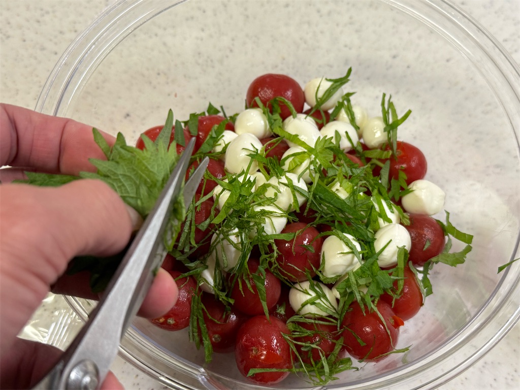 レシピ 湯むきトマトとモッツァレラの♬大葉めんつゆ漬け♬ - しにゃごはん blog