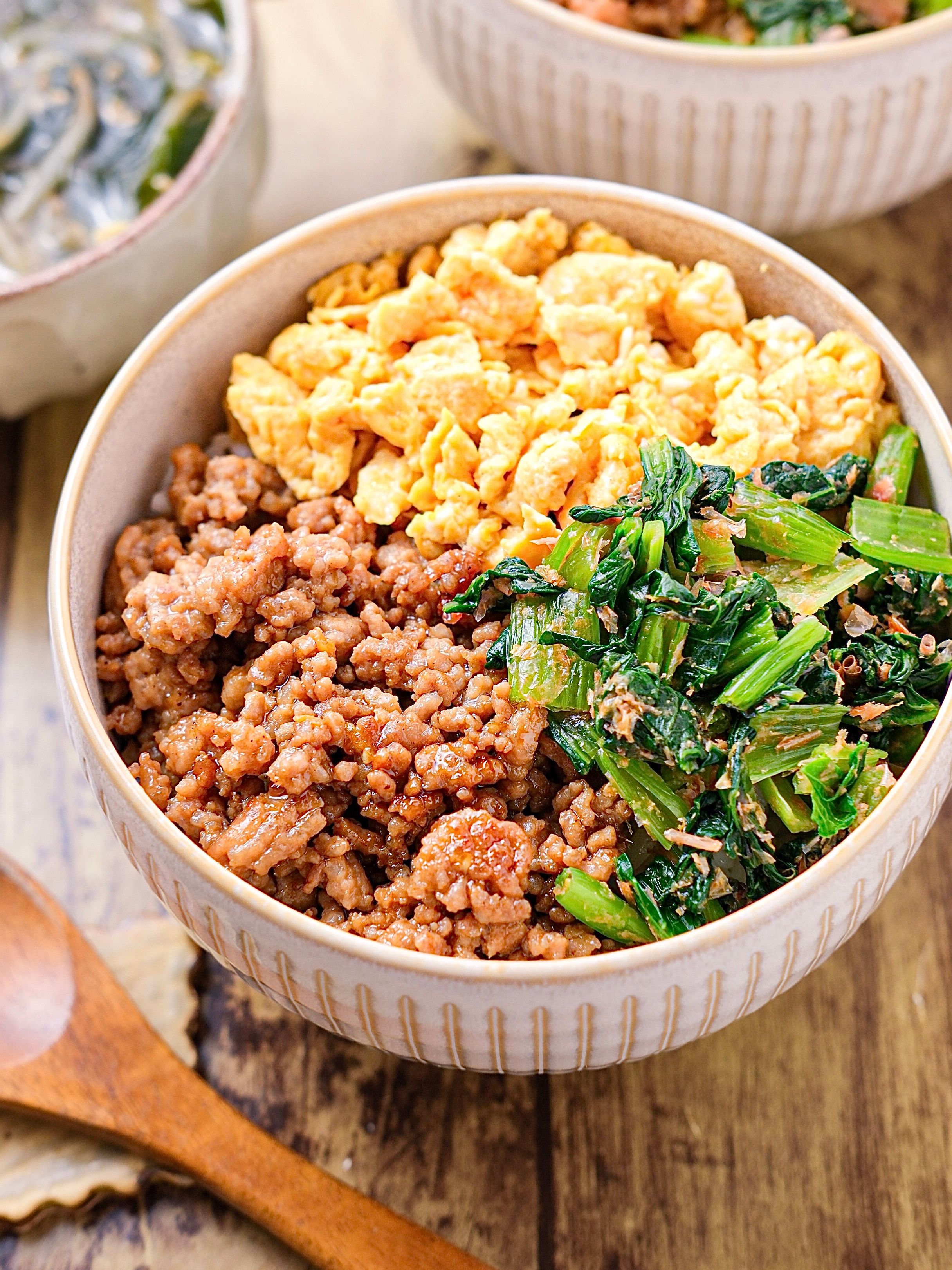 離乳食完了期 5分でできる3色丼 ⠀ @misachim48411 様の投稿をご紹介します🙌----------------------------------------- ⠀ レシピは @misachim48411 からどうぞ𖤐 ྉ三色丼材料 2食分 卵1こ 冷凍ほうれん草適量 ひき肉100gくらい 醤油 小さじ1 酒 小さじ1 みりん