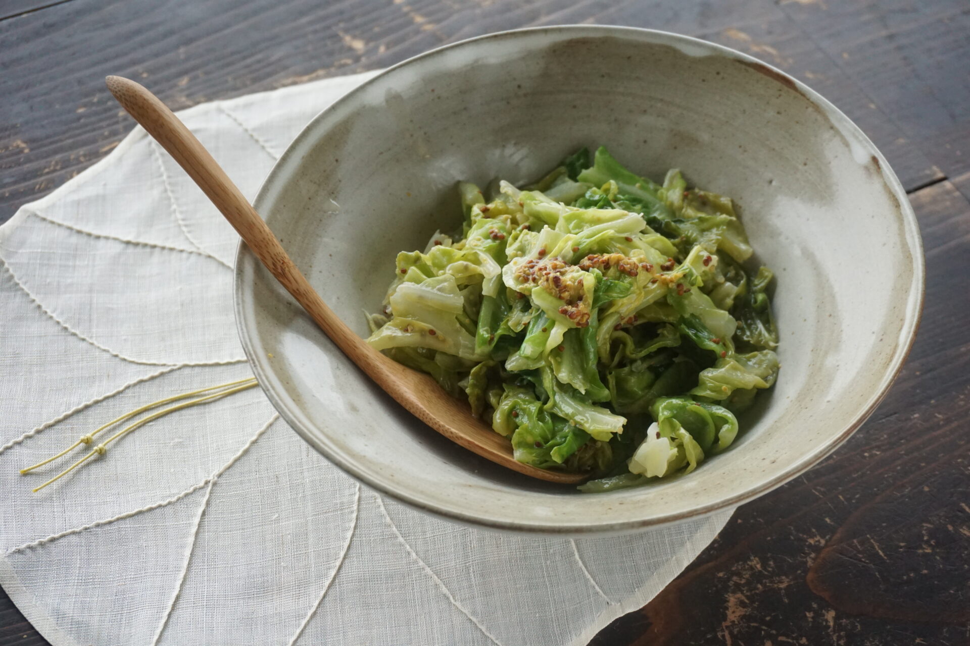 キャベツとベーコンの粒マスタード炒め