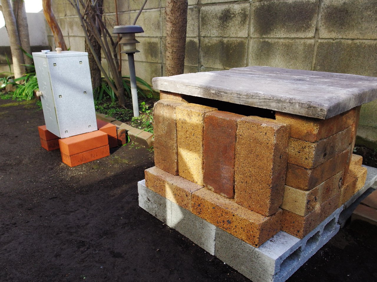 超簡単 レンガでピザ窯を作る方法 1万円と10分で出来たウェブシュギ