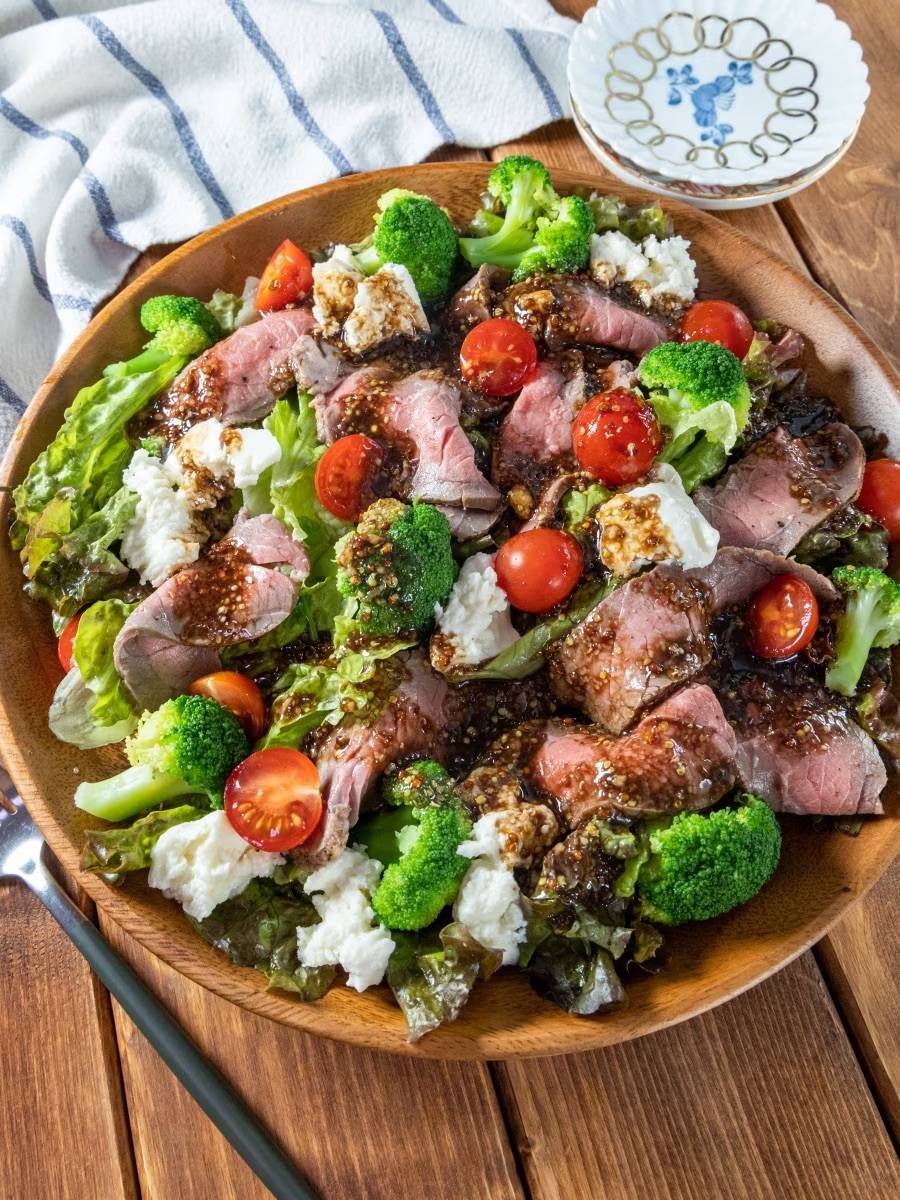 食べたいものを集めたおつまみ献立🥢🌼鯖のアヒージョ 🌼ごぼうのパリパリ揚げ 🌼アボカドクリームチーズ 🌼ごぼうと人参のきんぴらサラダ🌼新玉ねぎのサラダ 🌼オムレツ 🌼しじみの赤だし 👨が作ってくれた鯖のアヒージョがピリ辛でにんにくきいていて美味しかった