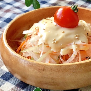 1パック当たり300kcal以下！食塩3g以下！ 『成城石井自家製 カニカマとキヌアのコールスローサラダ』 1パック 税込431円ドライトマト、ハーブで酸味をきかせたキヌアと自家製ドレッシングのコールスローです。 カニカマと水菜をトッピングしました。おうち時間おうち