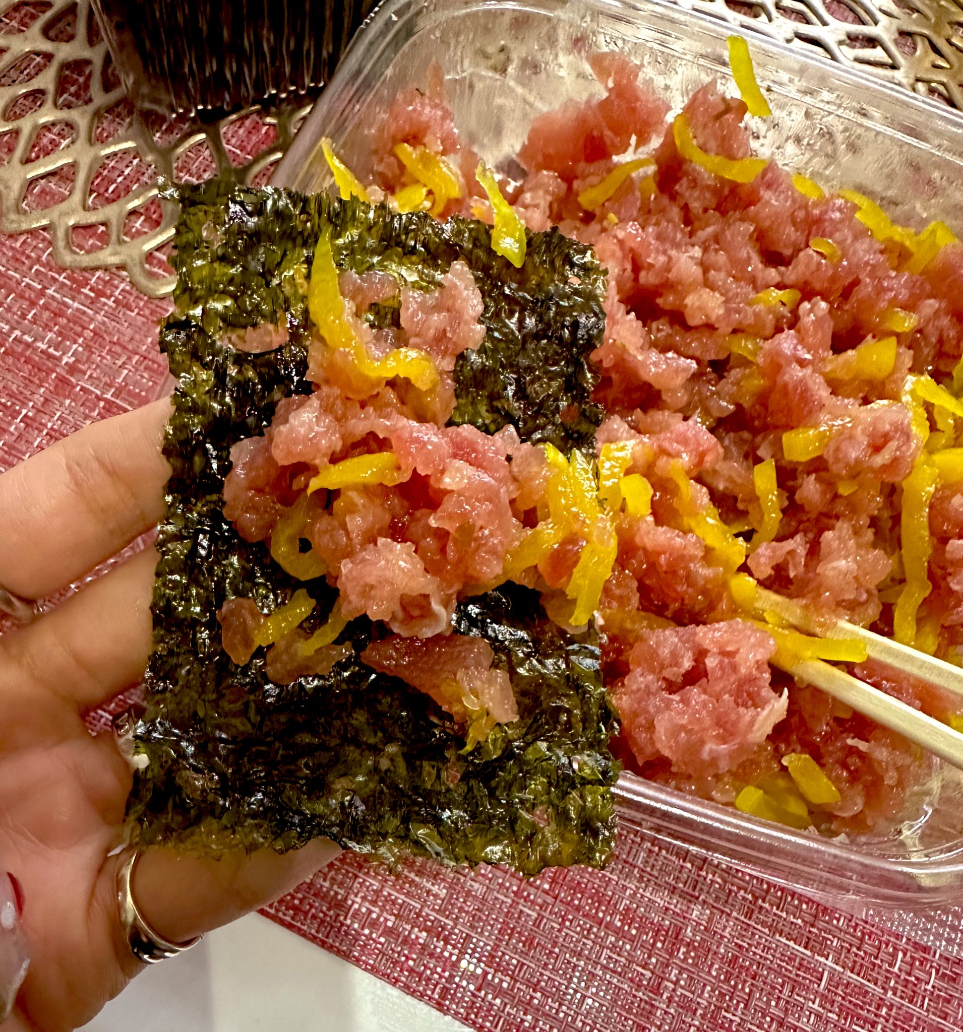 いざかや つなぎ本鮪の脂のノった身とネギを叩きネギトロに、太めのたくあんと一緒に海苔で巻く😋 赤身も良いけど、やっぱりトロでしょ🤤ちょい辛口の日本酒とでキマり🤪 是非ご賞味ください！ 📍和歌山県和歌山市美園丁5-2-15 ☎️073-499-5959Instagram