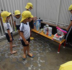 水鉄砲用の的を作るひつじの育児日記