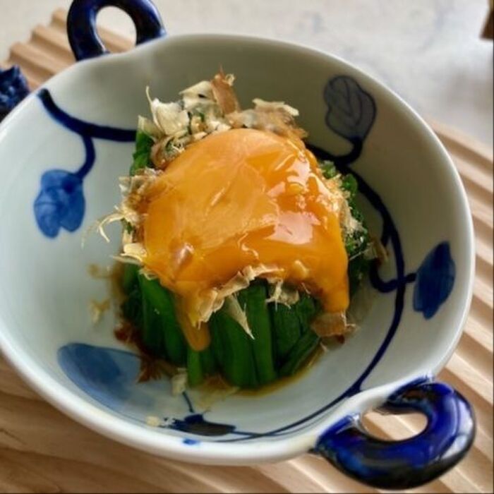 アボカドのにんにく卵黄ソースがけ