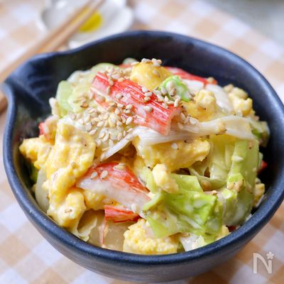 誰でも簡単に作れる保育園給食を大公開ほうれん草のチーズ入りごま和え 園児に大人気 簡単！保育園給食のご紹介です！味付けは、子供ベースの分量となっております😍是非、試してみて下さい^ω^🌟ほうれん草のチーズ入りごま和えレシピ🌟 大人2人 子供2人分 材料