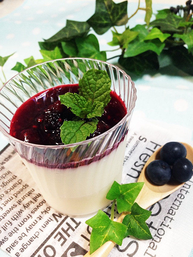 レンジで簡単 ブルーベリーソースのヨーグルトプリン