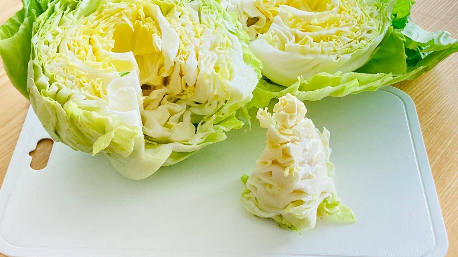 ＼ココもおいしく食べられます🍚 , キャベツの芯、捨ててますか❓❓, それ！！もったいないです😲,じっくり火を通すと、とても甘くておいしく食べられるんです✨, 豚の脂と 胡麻ドレッシング のコクでとっても簡単でおいしい肉巻き をご紹介😋,材料 ２人分, 豚バラ薄切り肉・８枚, キャベツの芯・８～１０枚分, 酒・大さじ３, ＣＯ・ＯＰ