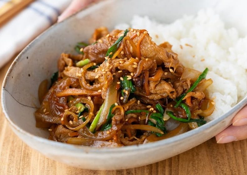 男子が喜ぶ♡『スタミナ肉野菜炒め』焼肉のタレ×味噌の最強タレ