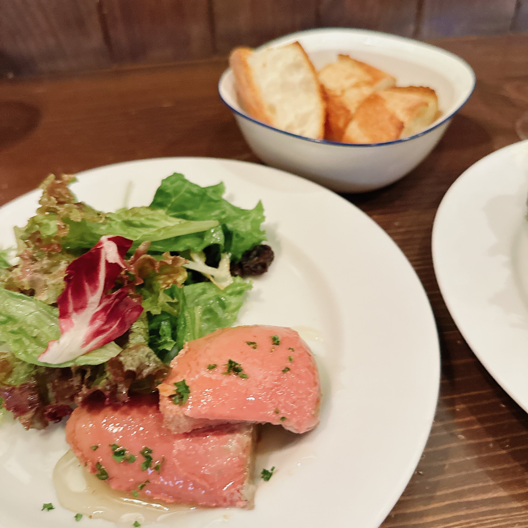 お店紹介 人気店！フランス食堂montee モンテレトロポップなポスターが似合う空間