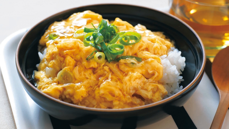 お昼ご飯におすすめ！「天かす入りエビと卵の丼」レシピ 近藤幸子さんの「おやこおやつ」