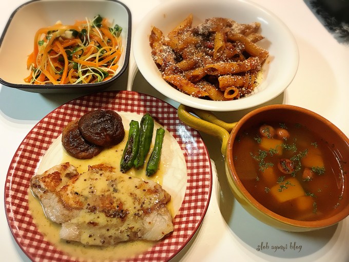 トマトペンネが無性に食べたくなって作ったよ♫ ニンニクとオリーブオイルこれでもか！ と入れると美味しい 🤤💓シンプルな材料で作れるのでおすすめです🙌 . 美味しそう！作りたい！と思った方、 良かったらコメント欄に「😍」押していただけると投稿の励みになります