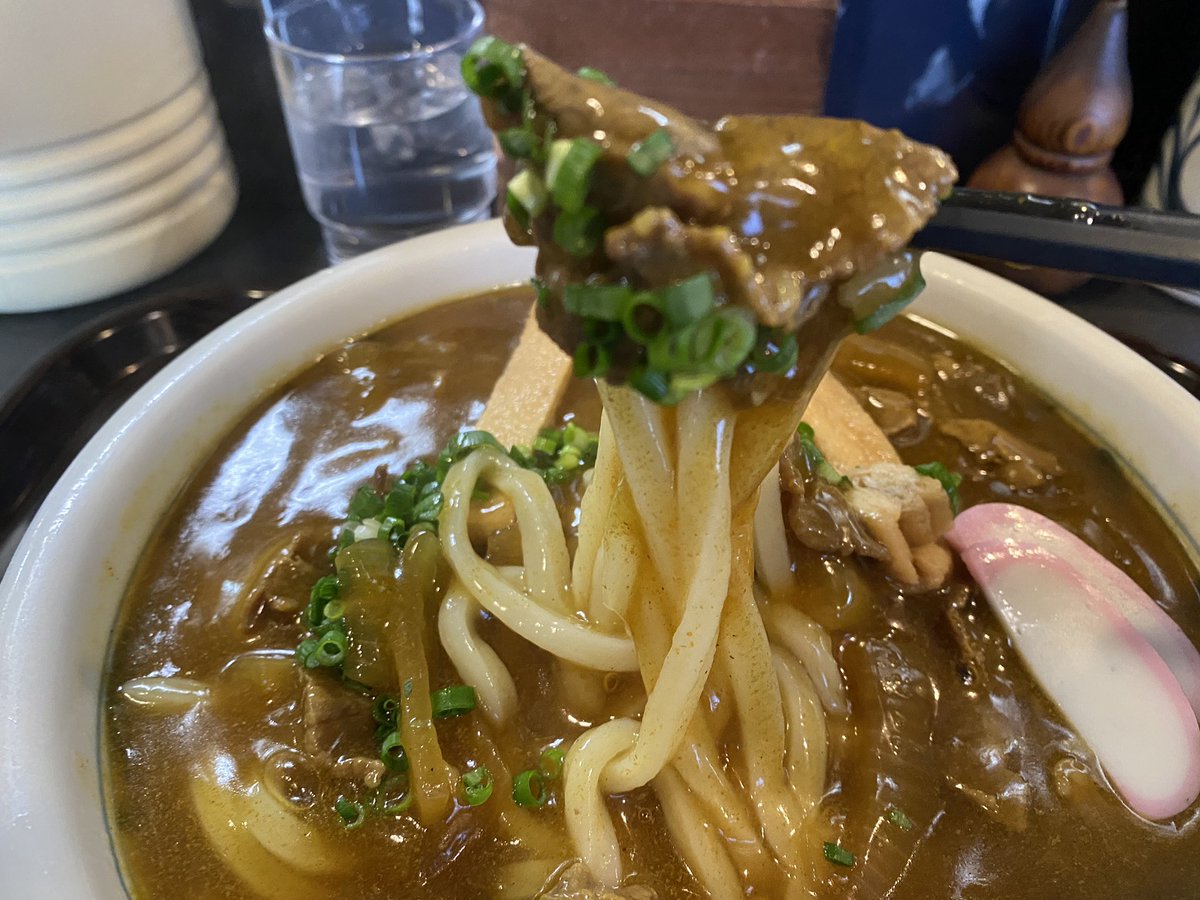赤羽ララガーデン最奥の左に位置する手打ちうどんすみたでカレーうどん。列無くまさか入れるとは思わなかった。コシのある麺にかかる少しジャリ感あるカレーは鰹の力強くも良い香り。これまた肉らしく香る牛肉とジューシーきつねが乗り味わい華やか。美味いなあ