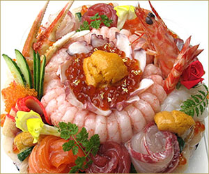 深海魚ケーキ のオーダーでした🐟 深海魚界では 有名なお魚。 テカリや質感を 表現してみました〜^ - ^ 喜んでいただけたかな〜！？あなたの想いをのせた オーダーケーキのご相談 お気軽にどうぞ！深海魚好きケーキ屋オーダーサプライズ