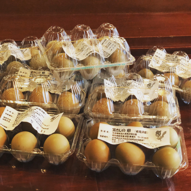 絶品キジ料理で舌鼓🎵 「丸茂旅館」では、ここでしか食べられない絶品料理を味わえます。 キジは普段あまり食べることのない食材ですが、クセがなく脂のうまみが強く、ぷりぷりした触感で昔は大名が食べていた高級食材でした。丸茂名物の絶品キジ鍋コースは、リピート率