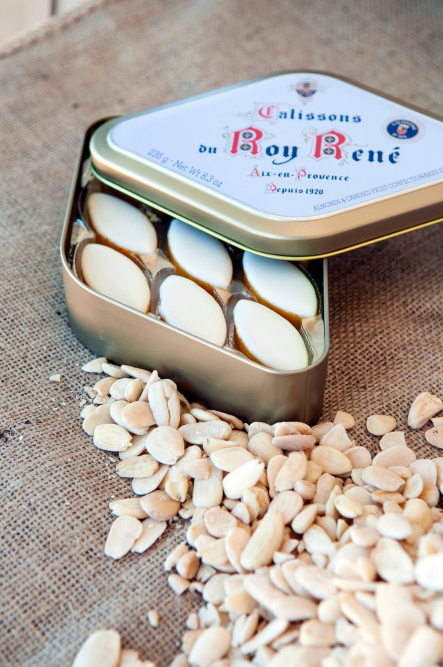プティ・カリソンのご紹介です。, 1920年創業、南仏の老舗菓子メーカー“le Roy Rene ル・ロワ・ルネ ”のひとくちサイズの『カリソン』。,カリソンとは、アーモンドとメロンなどの砂糖漬けを練り合わせ、細長い楕円形に成型し、表面に白いアイシングシュガーをかけたフランスのお菓子のこと。,細かくすり潰したアーモンドの香ばしさと香り高い果物、もっちりとした食感はこのカリソンでしか味わえない