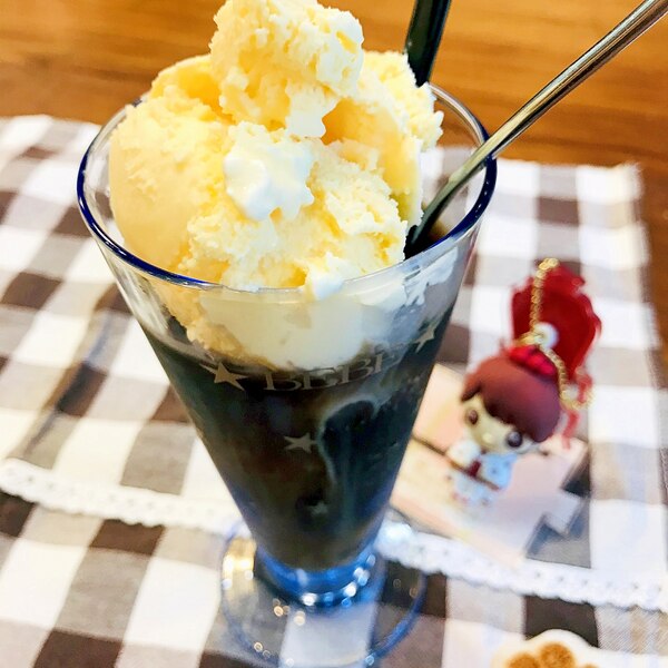 ファミリーマートから新発売！話題の「コーヒーフロートアイス」を食べてみた今日のデリシャスなスイーツ