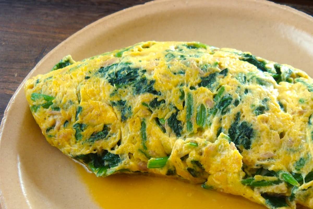 @rin_ouchi_gohan ☜他のレシピはここから,ほうれん草オムレツ の作り方↓💛💚, フワフワ！ケチャップつけて美味しい！,お弁当にもおすすめ🙃, 保存してレパートリーにしてね☑︎, ①ほうれん草1 2束切って、卵3個割って塩振る,②フライパンに油ひいてほうれん草炒める, ③ ②に卵入れて蓋して蒸し焼き 約1分 , ④ひっくり返して両面焼き色がついたら完成,