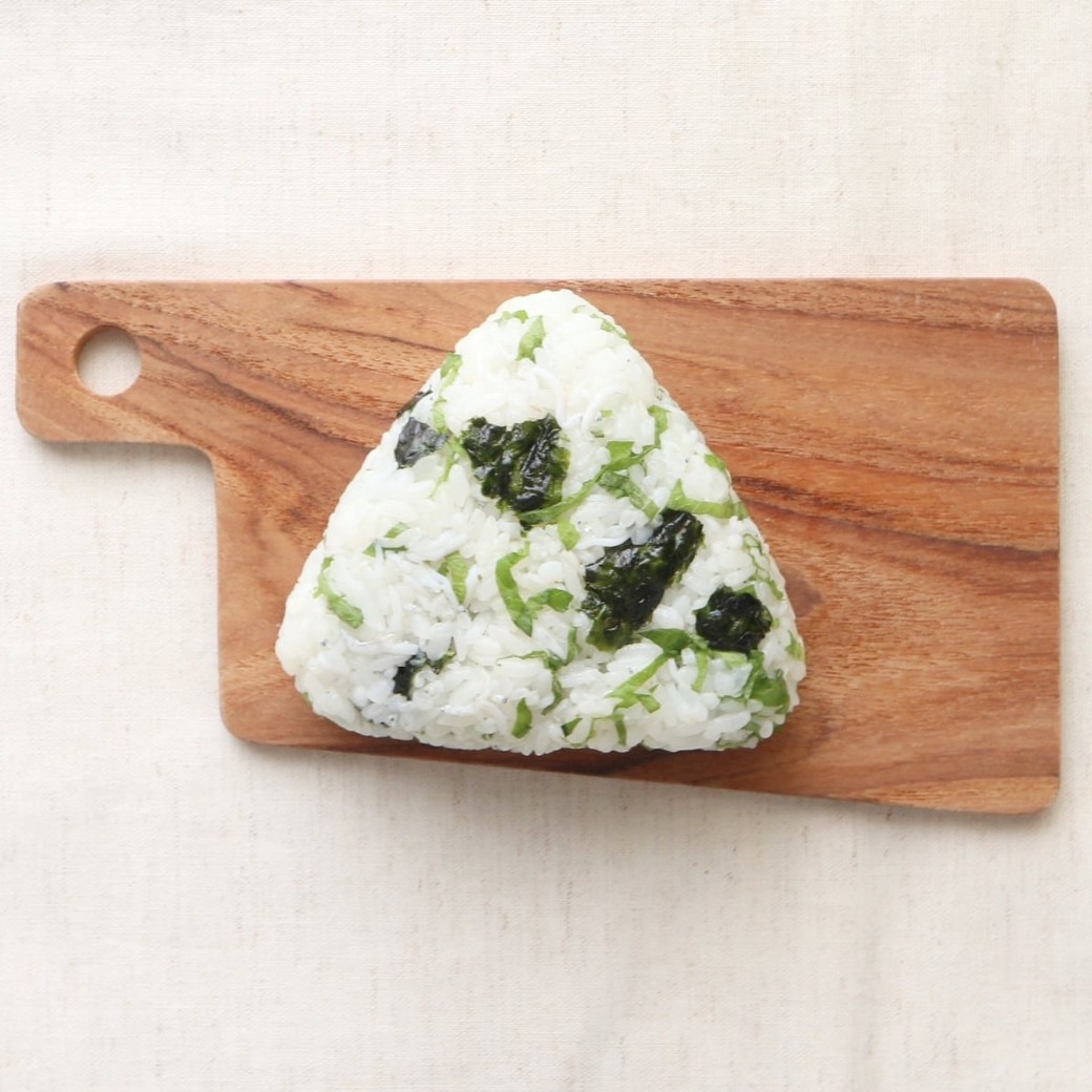 しらす梅干し大葉でおにぎり Onigiri with umeboshi, shirasu and shisoごちそうおにぎりyummyhomemadehealthyonigiriumeboshishisoshirasuおいしいおにぎりおむすび梅干し大葉しらすマカロニメイトフーディーテーブル手作り 緊急事態