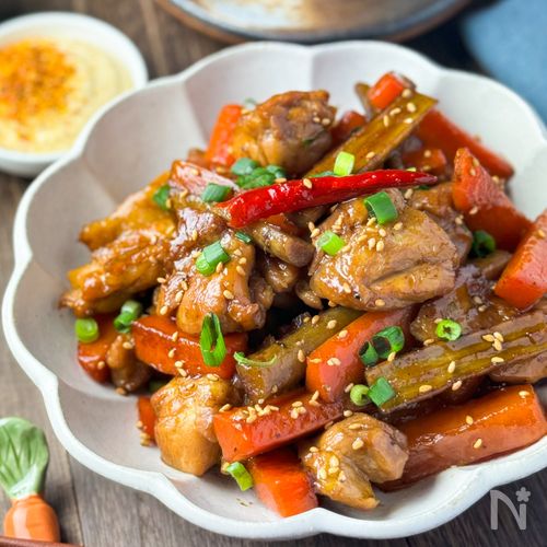 ごはんが進む✨「 甘辛鶏ごぼう」このレシピのポイントは↓の投稿文をチェックしてくださいね✨,----------------------------------, ✍️このレシピのポイントは , ✔️濃いめの味付けでご飯が進む🍚✨,✔️作り置きやお弁当のおかずにも👏, ✔️フライパン1つで完成♪, ----------------------------------,■調理時間：30分,