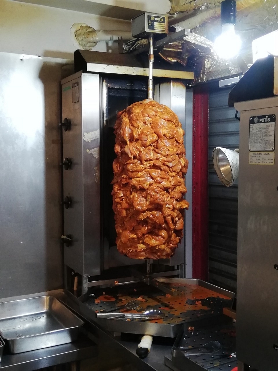 米子でダックステーキはいかがですか？🦆 大きな鴨肉をじっくり焼いた当店の絶品です😋❣️ 溢れ出す肉汁と柔らか〜いお肉をポテト付きでお楽しみくださいね♫たった1000円でお得です🉐 当店キッチンカーは、2月の第2週は米子での出店がメインになります。 米子の皆様