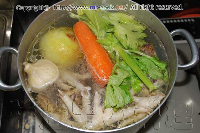 鶏がらスープの取り方✨, ・鶏手羽 250g 部位はなんでもOK , ・お酒 50cc, ・ネギ、生姜適量, ・水1.2L,最後に1％程度の塩を加えてくださいね❣️, 撮影・編集してみたけどわたしにはこれが限界だ〜🤣🤣🤣,スタイリングや盛り付けして、撮ってもらうのは楽しいけど、撮影・編集能力皆無😂,