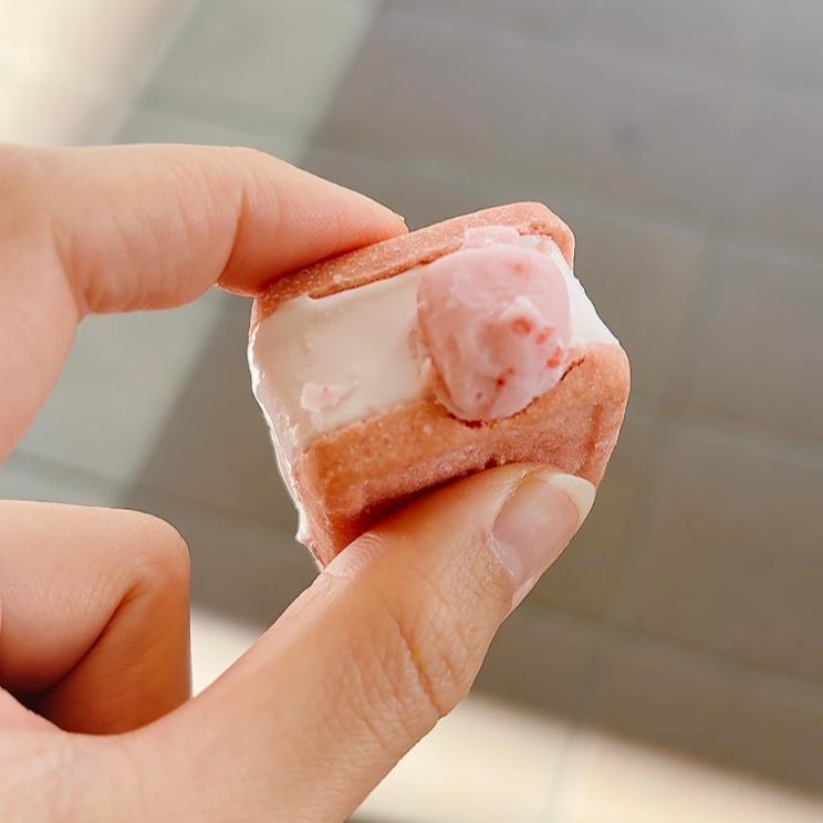 これはハズレない💓 アイス新商品 ガーナチョコ＆クッキーサンド 恋味いちごアイスいちごコンビニ新商品コンビニアイス