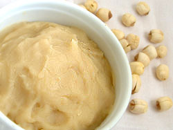 旬の蓮の実の生 とても美味しい生の蓮の実。 薬膳の効能が期待できる栄養価の高い 食材です。 ビールのおつまみとしては 最高の一品です。どんな味❓是非、召し上がってください。 7月31日『木曜日』より。旬の食材本日のおすすめ蓮の実各種クレジットカード