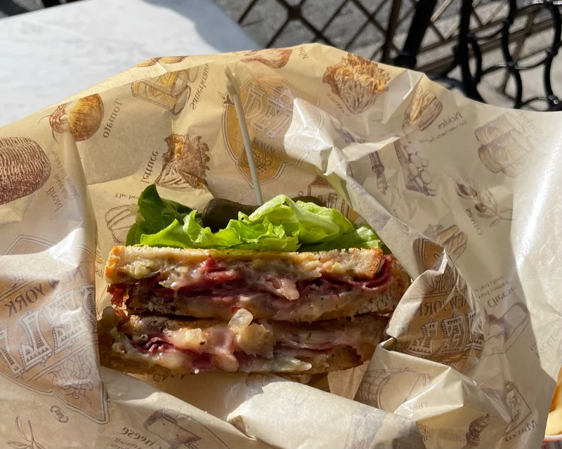 ステラ・ルー」モチーフのサンドウィッチ！東京ディズニーシー “ダッフィー＆フレンズのウィンター・トゥインクリング・タウン”ニューヨーク・デリのおすすめセット