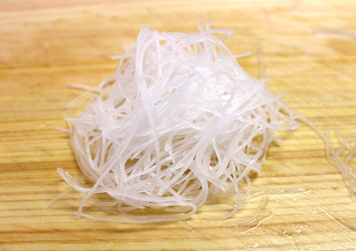 売ってるカットキャベツは次亜塩素酸で消毒されていることが多いの知ってた？,おうちで余りがちなキャベツはこれやってみて！翌日には変色したり、乾燥しがちな千切りも、シャキシャキのまま5日間保存できます。,サラダに、付け合せに大活躍！, ❶キャベツを千切りしてザルに入れる, ❷ボウルに55度位の湯を作る, ❸ザルごと湯に1分つける,❹湯から上げて真ん中に穴をあけ熱を逃がす,