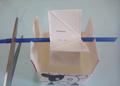 牛乳パックで貯金箱 風車付き 」を作る - 手作りでおもちゃを作ろう