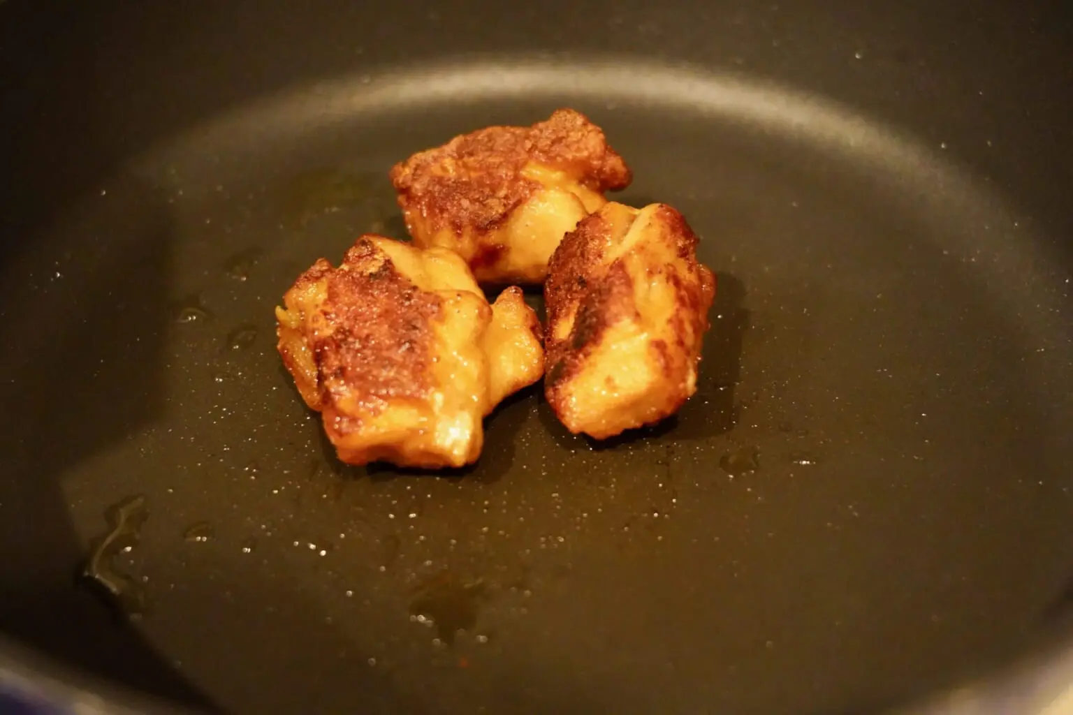 フライパンやオーブンでも！幅広く使える冷凍から揚げの温め方、アレンジ│&table powered by 大阪王将