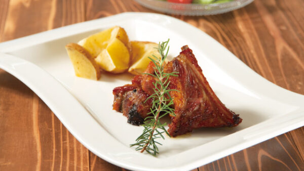 たこ焼き器de小籠包』 アツアツ小籠包がお家で作れちゃう～！ たこ焼き器を使ったアレンジメニュー🥟✨ 餃子の皮で溢れる肉汁を包み込んで💕春休みを満喫🌸お家でLet's 小籠包パーティー🎉 ＜材料 26個分 ＞ 大判餃子皮 1袋 26枚豚ひき肉 150g 長ねぎ 20g しょうが