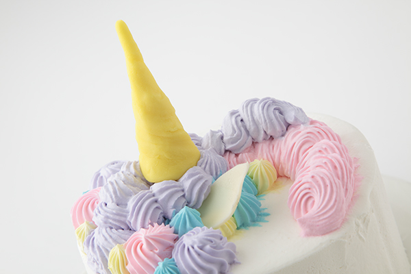 ユニコーンケーキ 🦄🦄🦄 ユニコーンのアイシングクッキーとパステルレインボー🌈カラーで盛り盛りに‼️ お誕生日おめでとうごさいます。 ・ ・・ユニコーンケーキゆめかわケーキパステルカラー春色ケーキショートケーキお祝いバースデーケーキお誕生日