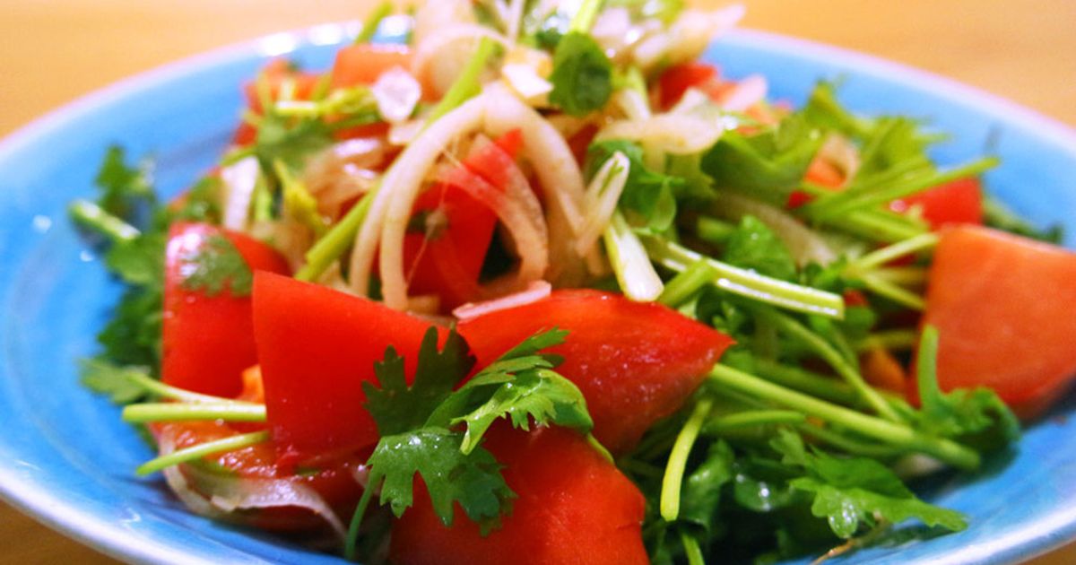 パクチーたっぷりのタイ風海老＆トマトサラダ