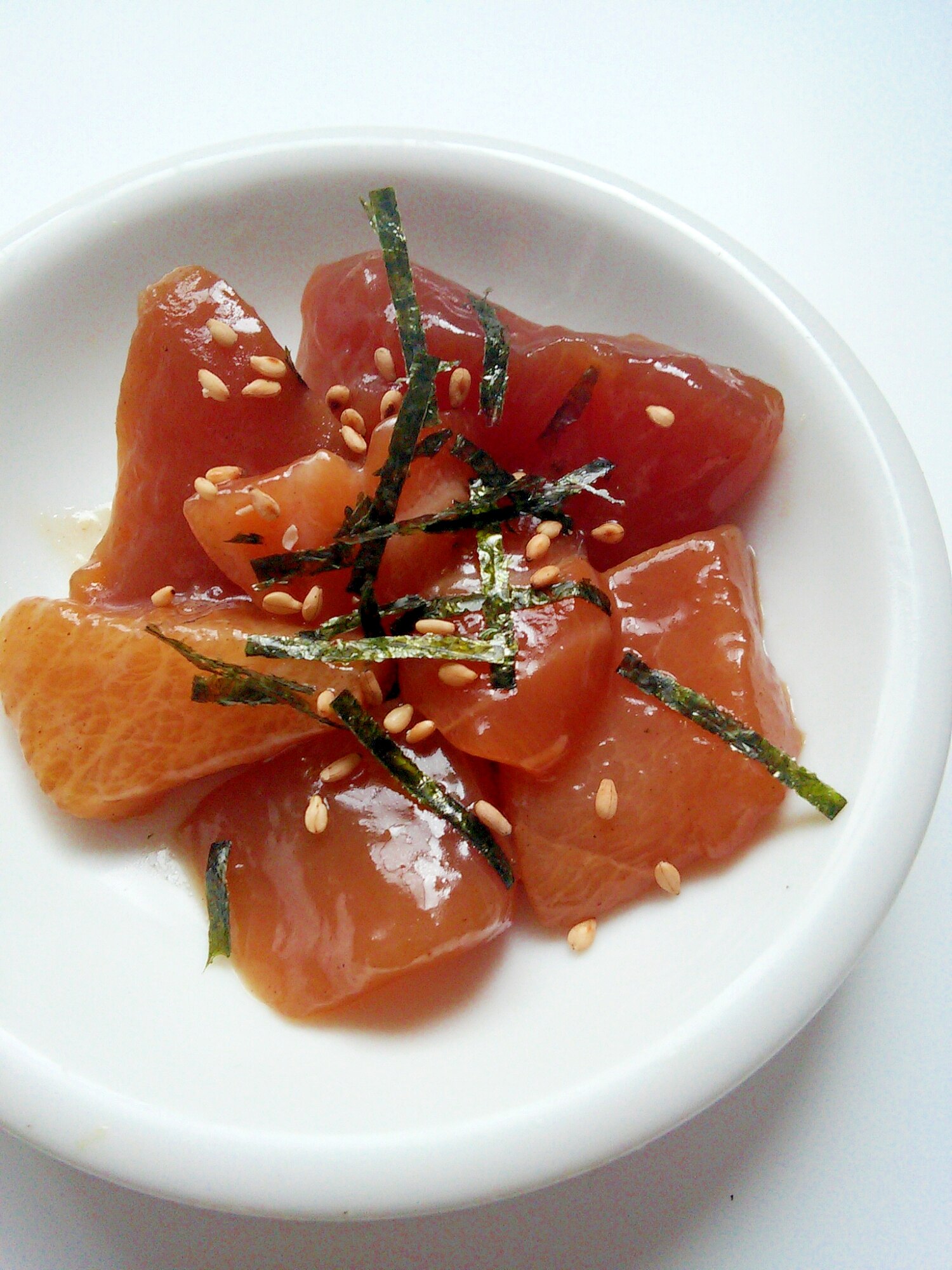 仕上げの熱々ごま油ジューが決め手「サーモンキムチ」包丁いらずで酒の肴にもご飯のおかずにも 魚屋三代目- メシ通ホットペッパーグルメ