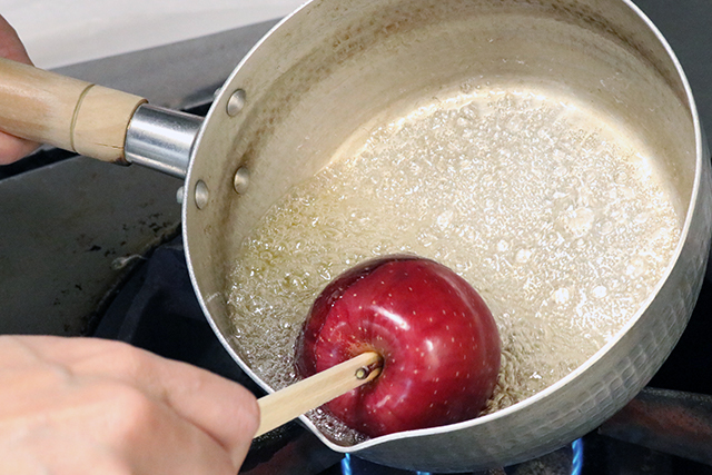 おうちで りんごあめ を作ってみよう！ 砂糖を溶かしてあめにする実験こどもオレンジページnet実験オレンジページnet