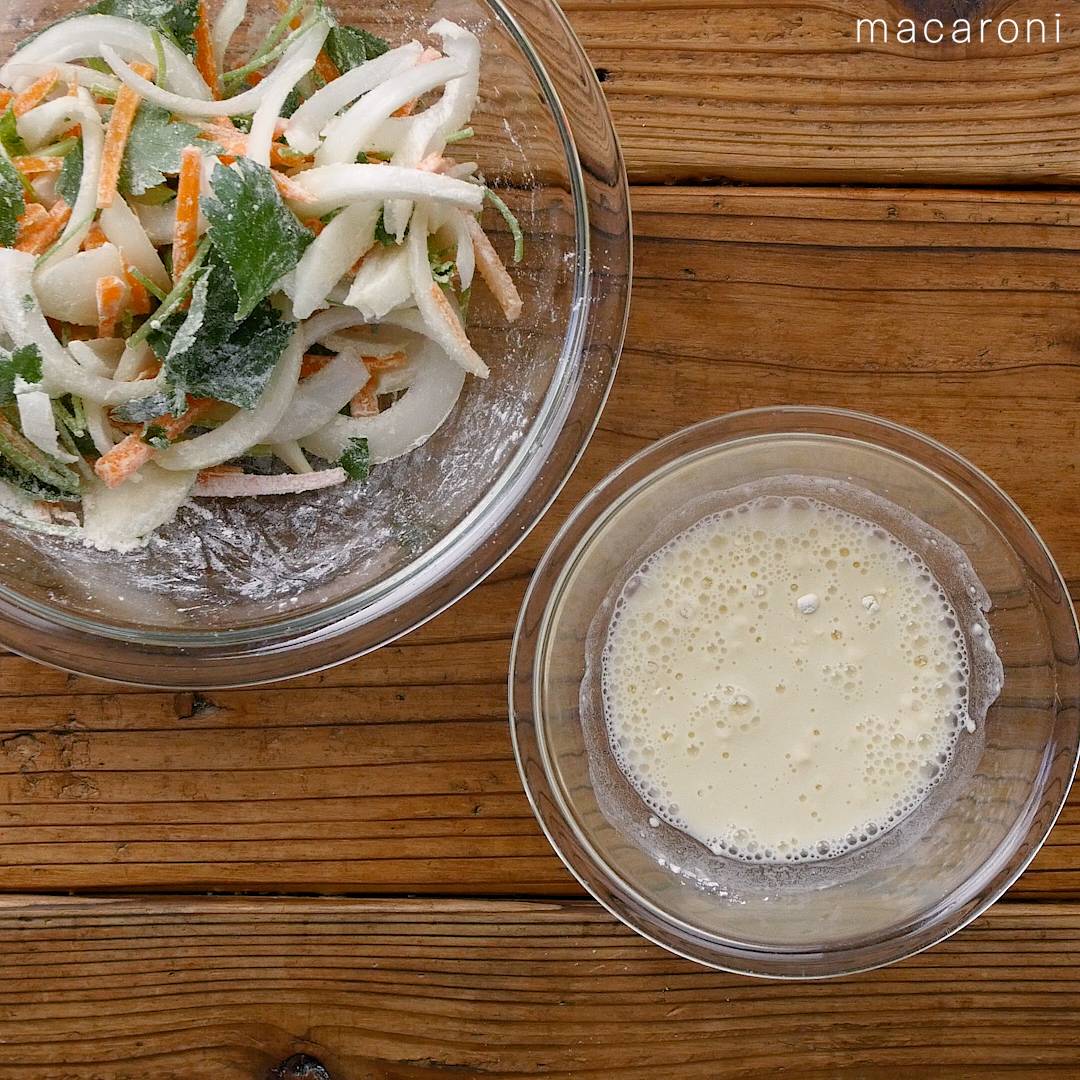 人気のかき揚げ♪天ぷら粉で簡単さっくり！『玉ねぎと釜揚げしらすのかき揚げ』のレシピ・作り方 - ちょこっと学べるレシピサイト『なるほど食堂』