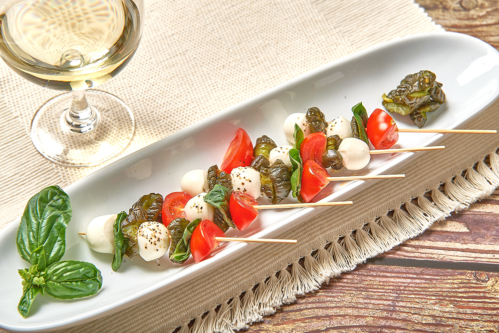 手羽中炙り焼きとカプレーゼのピンチョス tango cafeSnapdish スナップディッシュID:DHf4ma